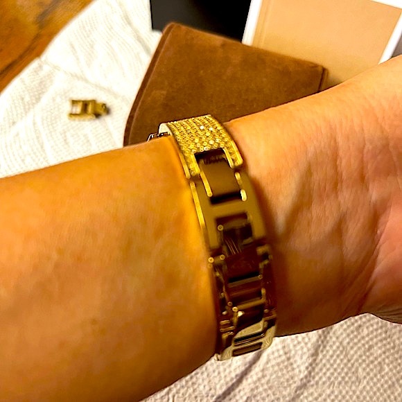 Michael Kors Limited Edition Watch in Gold - Picture 7 of 8